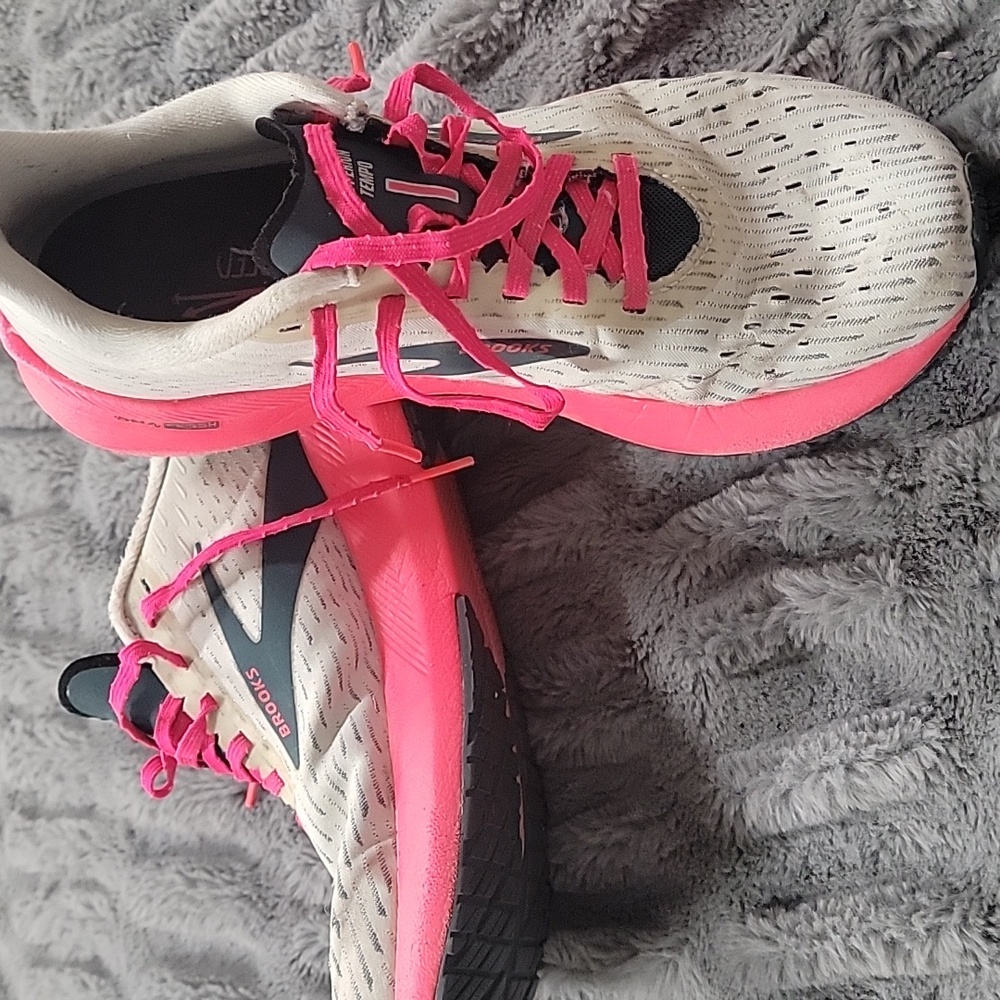 Womens Brooks Hyperion Tempo sz 8.5
